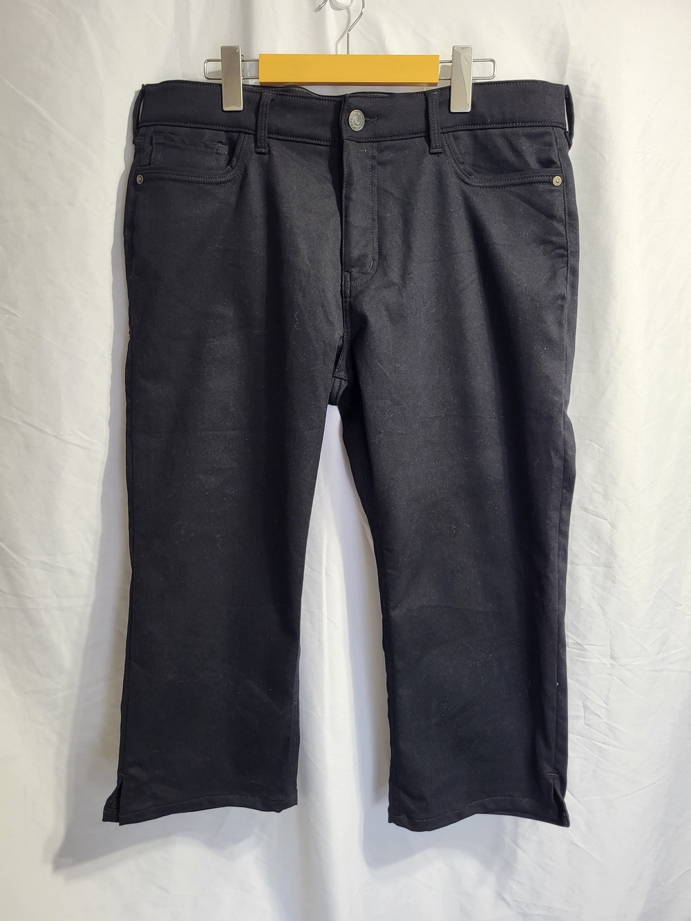 Liz Claiborne Black Womens Capris, Size 14